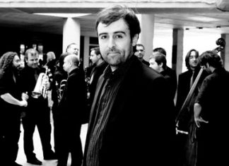 Roger Mas i la Cobla Sant Jordi reben el V Premi Miquel Martí i Pol.