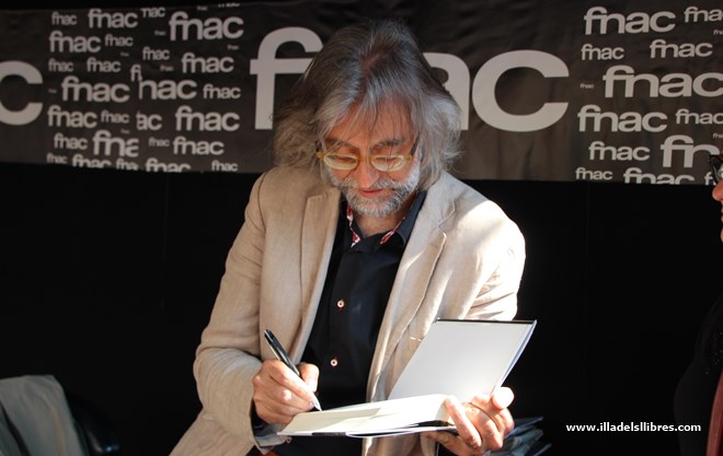 Víctor Amela signant exemplars de 'La filla del capità Groc'. Sant Jordi 2016