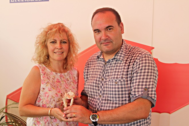 Jordi Milian com a director de L'Illa dels Llibres ha lliurat el premi a l'escriptora Maria Carme Roca