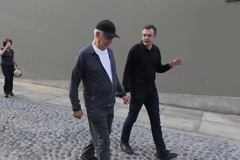 Xavi Ayén passejant amb Mario Vargas Llosa