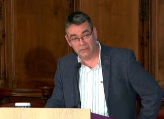 Mick Herron, Premi Pepe Carvalho 2026: “No he acabat. Seguiré sent un capullo”