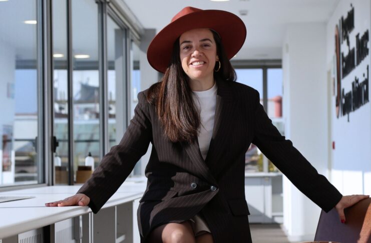 “Si no m’ho passo bé escrivint, no té sentit”: Regina Rodríguez Sirvent torna després del fenomen Les calces al sol