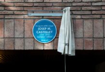 Barcelona homenatja Josep M. Castellet amb una placa al seu antic domicili de l’Eixample