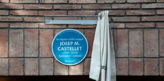 Barcelona homenatja Josep M. Castellet amb una placa al seu antic domicili de l’Eixample